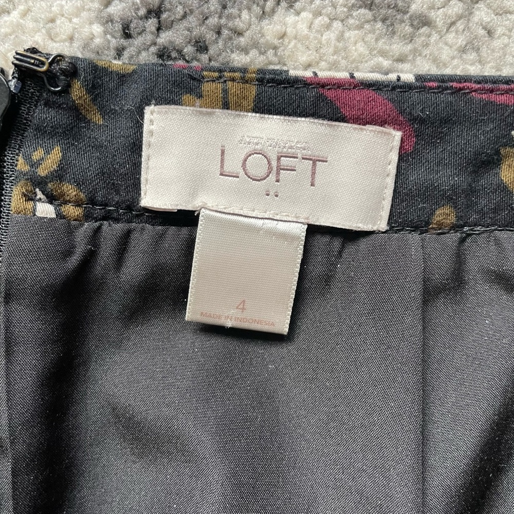 Ann Taylor LOFT moody floral red black ornate pencil skirt for office wear, date - Picture 4 of 6